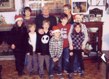Ramón Yeste y su esposa con sus ocho nietos. 